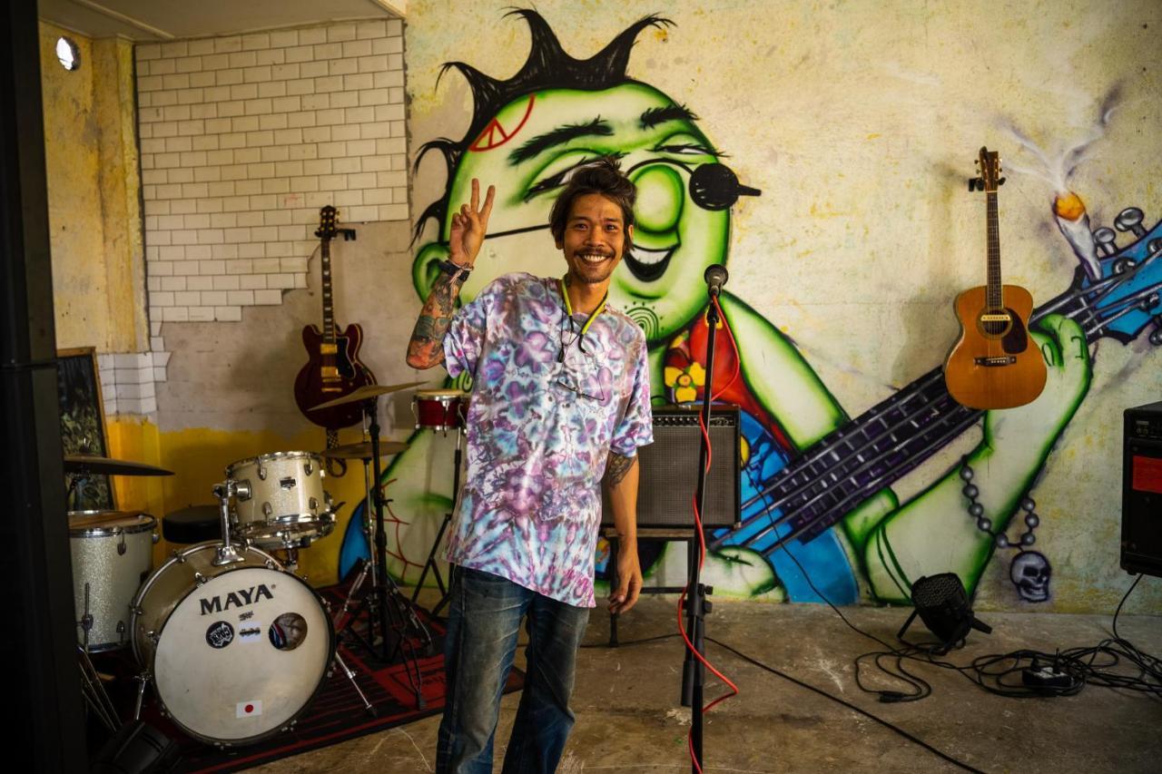 And Music Bar Bros Hostel *