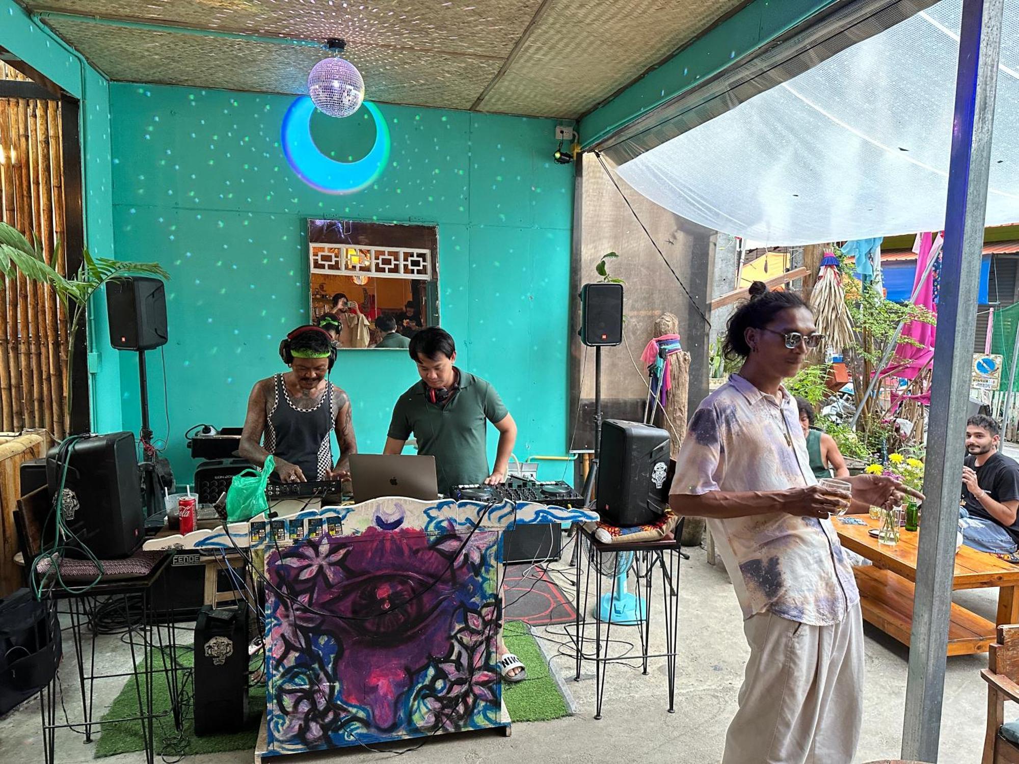And Music Bar Bros * Pai